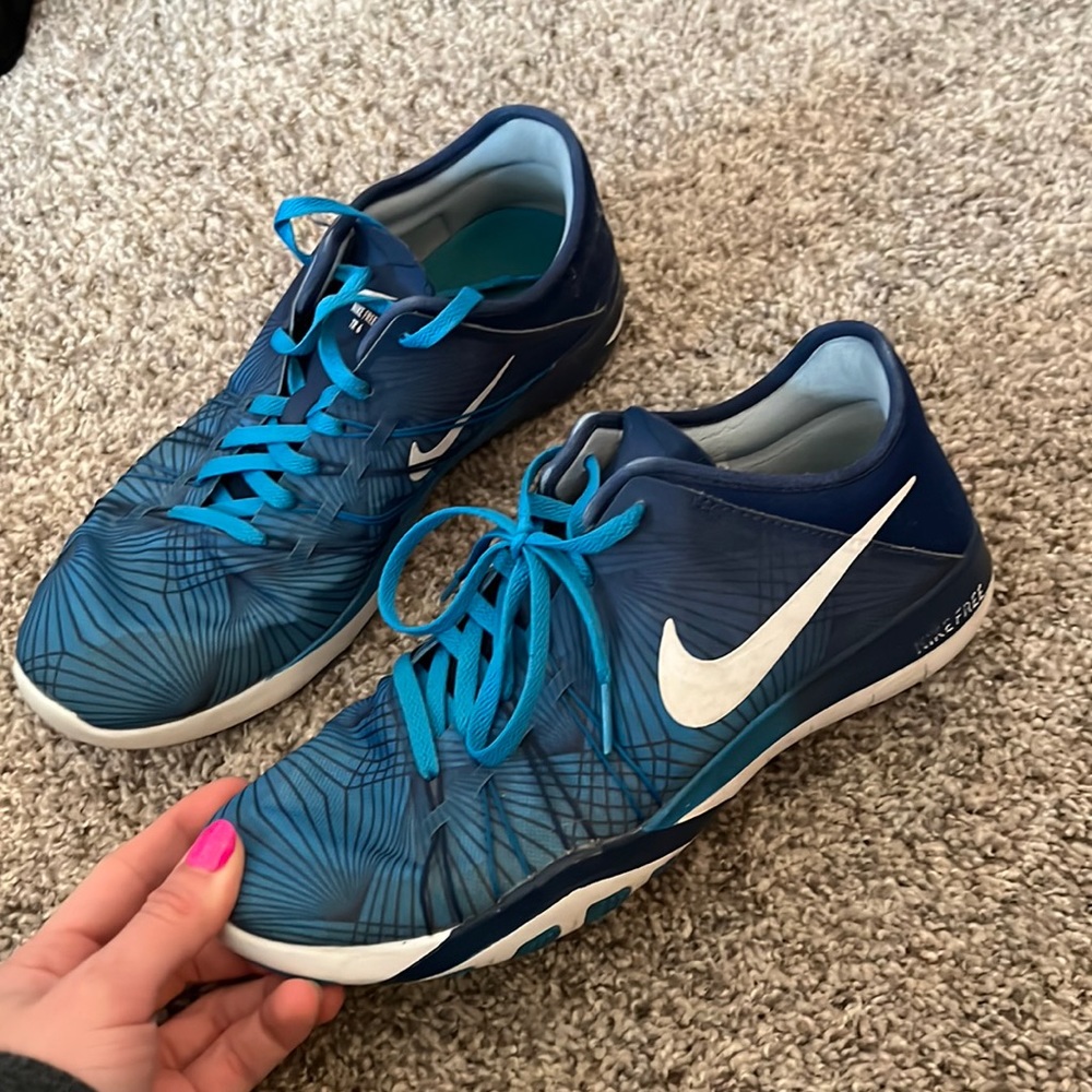 NIKE SIZE 8 SHOE